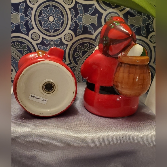 🎁Jolly Santa Salt/Pepper Shakers - Picture 4 of 4